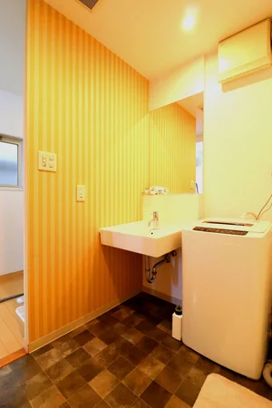 独立洗面台がある脱衣所なので、朝の身支度の際や、入浴の前後等、幅広いタイミングで重宝します。ドライヤーもご用意しておりますので、入浴後等にお使いください。(*’ω’*)