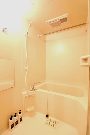 嬉しい風呂トイレ別設計で、トイレットペーパーも3ロールご用意しておりますので、短期から長期まで様々なお客様に安心してお使いいただけます。もちろん、トイレブラシもご用意しておりますので、いつでも清潔にご利用していただくことが出来ます。(*’ω’*)