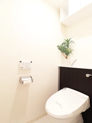 バストイレ別!トイレはなんとウォシュレット付き!トイレットペーパーやトイレブラシ等、他では置いてない備品も沢山ございますので短期~長期でお住まいの方にも「あったら助かるものが多い」と大変ご好評いただいております。