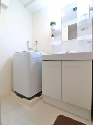忙しい朝でも余裕をもって身だしなみが整えることができる独立洗面台！室内洗濯機なので天気が悪い日でも洗濯することができます。また、洗濯洗剤もご用意しておりますので、入居即日に洗濯可能です♪