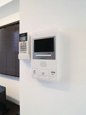 モニター付きインターホン　オートロック前の呼び出し口の映像が映るため、誰が来たか分かりやすく、安心できます。