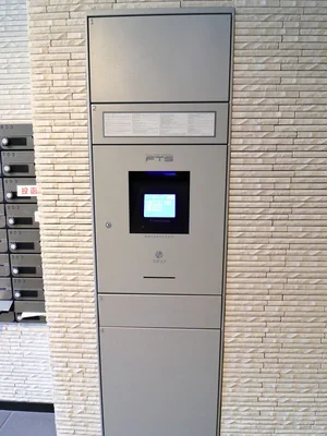 宅配ボックス　大小さまざまなサイズのボックスがあるため、取り置きの際など何かと便利。