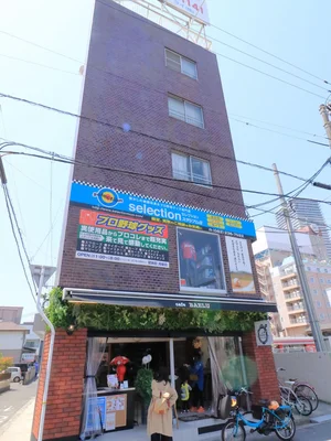 カフェBAELU & selection　お洒落なカフェが１F部分に、カープグッズを始めとした野球グッズを取り扱っている店が２Fに入っているビルです。
