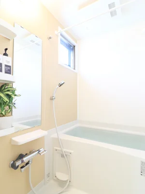 バストイレ別!シャンプーやボディーソープをご用意させていただいてるので入居してすぐ湯舟に浸かって疲れを癒すことができます!更に浴室乾燥機付き♪天気が悪い日でも洗濯ものを干すことができるなんて助かりますね(^^♪