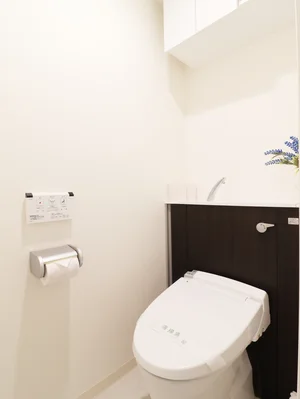 バストイレ別!トイレはなんとウォシュレット付き!トイレットペーパーやトイレブラシ等、他では置いてない備品も沢山ございますので短期~長期でお住まいの方にも「あったら助かるものが多い」と大変ご好評いただいております。