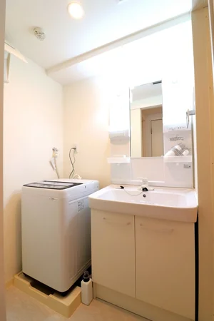 忙しい朝でも余裕をもって身だしなみが整えることができる独立洗面台！室内洗濯機なので天気が悪い日でも洗濯することができます。また、洗濯洗剤もご用意しておりますので、入居即日に洗濯可能です♪
