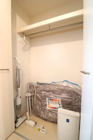クローゼットは掃除機・空気清浄機・コロコロ・ハンガーあり(^^♪予備のお布団もございますのでご利用の際は、別途費用がかかりますので弊社にご連絡いただきますようお願い致します！