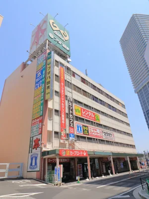 フタバ図書　徒歩5分　フタバ図書をはじめとして、ローソンやネットカフェ、ゲームセンターなど、アミューズメント施設が多く入っている複合施設となります。