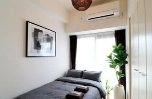 洋室は白を基調とした空間なので心地よく睡眠についていただけます。照明もとってもおしゃれ♪広めの収納スペースもございますのでとても助かりますね♪※植木と額とクッションなどの装飾は写真用です。