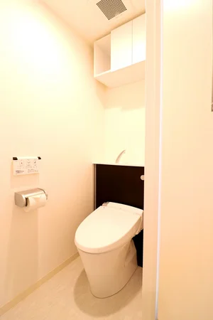 バストイレ別！トイレはなんとウォシュレット付き！トイレットペーパーやトイレブラシ等、他では置いてない備品も沢山ございますので短期～長期でお住まいの方にも「あったら助かるものが多い」と大変ご好評いただいております。