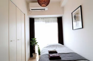 洋室は白を基調とした空間なので心地よく睡眠についていただけます。照明もとってもおしゃれ♪広めの収納スペースもございますのでとても助かりますね♪