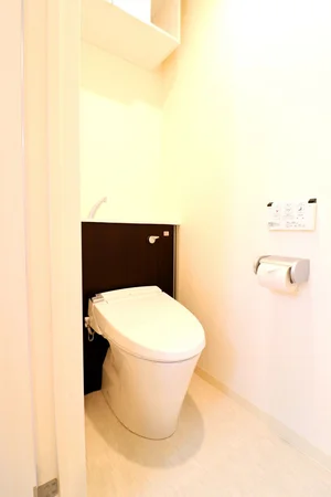 バストイレ別！トイレはなんとウォシュレット付き！トイレットペーパーやトイレブラシ等、他では置いてない備品も沢山ございますので短期～長期でお住まいの方にも「あったら助かるものが多い」と大変ご好評いただいております。