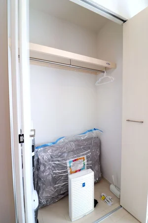 クローゼットは掃除機・空気清浄機・コロコロ・ハンガーあり(^^♪予備のお布団もございますのでご利用の際は、別途費用がかかりますので弊社にご連絡いただきますようお願い致します！