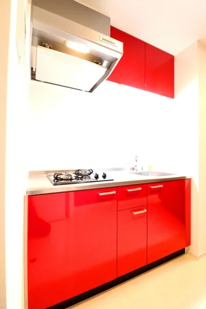 赤を基調としたお洒落なシステムキッチン！自炊される方は嬉しい2口ガスコンロです(^^♪フライパンなどの調理器具やお皿、食器用洗剤もご用意させていただいてるので入居してすぐ自炊可能！お近くにスーパーがございますので食材を購入して入居いただくのもよさそうです！