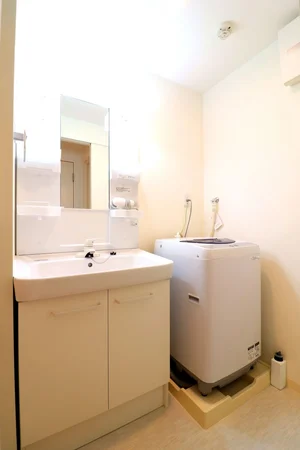 忙しい朝でも余裕をもって身だしなみが整えることができる独立洗面台！室内洗濯機なので天気が悪い日でも洗濯することができます。また、洗濯洗剤もご用意しておりますので、入居即日に洗濯可能です♪