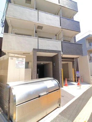 敷地内ゴミ捨て場　敷地内にあるので、朝の通勤のついでに捨てやすく便利です。　捨て方については、建物共用部にある掲示板等を参照してください。