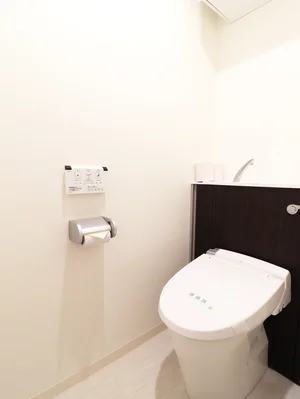 バストイレ別！トイレはなんとウォシュレット付き！トイレットペーパーやトイレブラシ等、他では置いてない備品も沢山ございますので短期～長期でお住まいの方にも「あったら助かるものが多い」と大変ご好評いただいております。