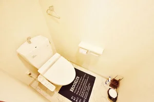 ウォシュレットつきのトイレです。老若男女皆様に安心してご利用いただけますね☆トイレにもトイレ用洗剤とトイレ用ブラシをご用意しておりますので長期ご利用の場合の気になる汚れなどもお掃除して頂けます＾＾
