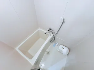 バストイレは別♪バスルームには風呂桶・風呂イス・風呂用洗剤・スポンジをご用意しておりますのでぜひご活用ください！