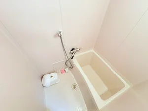 バストイレは別♪バスルームには風呂桶・風呂イス・風呂用洗剤・スポンジをご用意しておりますのでぜひご活用ください！