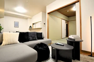 のマンスリーマンション・ウィークリーマンション「【Alphabed30高松元山町】駐車場1台込/無料Wi-Fi/最大4名入居可能 103・2SLDK(No.1253262)」メイン画像