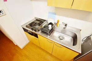 Kマンスリー岡山城前【岡山駅東口前】のキッチン画像。お鍋、食器、お箸、お玉、フライパン、ケトルなど調理器具は完備。