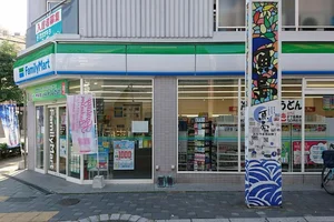 ファミリーマート表町2丁目店まで徒歩9分、700m。オランダ通りにあり、飲食店も多いエリア。県外の方におススメ(^_-)-☆