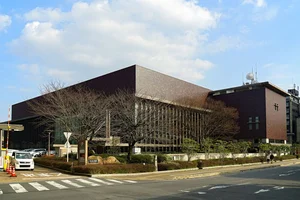 岡山県立図書館まで徒歩2分、200m。