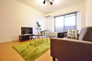 Kマンスリー岡山城前【岡山駅東口前】の室内画像。日当たりが良く、大きな窓が特徴的です☺人気岡山ウィークリーマンション。