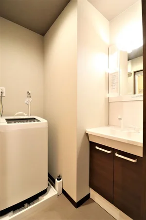 【脱衣所】女性に嬉しい　独立洗面台付き！！ドライヤーも完備してて洗濯も洗濯機に洗濯洗剤と充実　干すところはお風呂の乾燥暖房機を使うのもよし　室内物干しを使うのもよし　天気の良いときは　バルコニーで外干しも良いかもです！！！