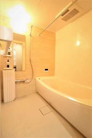 【お風呂】ユニットバス　かなり広いです☆シャンプー・コンディショナー・ボディーソープも完備されており　追い炊き機能や浴室乾燥暖房機も完備されており、お風呂の空間は特に充実の空間でリラックスできること間違いなし♪