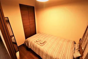 【寝室】ベットにお布団セットが置いてあります。また、クローゼット内には掃除機や空気清浄機・コロコロもあり　充実の標準装備になります！！