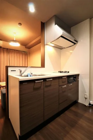 【キッチン】システムキッチン　2口ガスコンロ付きでシングルレバー付き！！対面キッチンでダイニングテーブルとイスも完備！！キッチン用具も一通り揃っており　冷蔵庫・電子レンジ・炊飯器・電気ケトル・カップボードなどの家電類も充実の標準装備♪♪