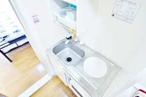 1口IHコンロ完備ですのでお料理もできますよ！食器類や調理器具のご用意もございます(*^^*)ホテルと違い自炊できるのが強み。