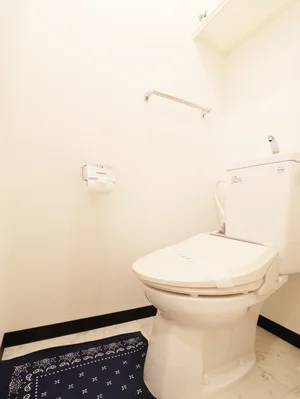 清潔感のあるトイレにウォシュレット付き(^^♪トイレットペーパー付で 掃除道具もあり ゆったりと清潔な空間をご提供♪