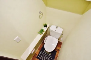 ウォシュレットつきのトイレです。老若男女皆様に安心してご利用いただけますね☆トイレにもトイレ用洗剤とトイレ用ブラシをご用意しておりますので長期ご利用の場合の気になる汚れなどもお掃除して頂けます＾＾いいですね(*’ω’*)