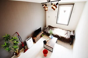 落ち着いた雰囲気のウィークリーマンションです♪お洒落なライトが特徴的なお部屋で、テレビ、空気清浄機、テーブル、ゴミ箱、掃除機やパラソルハンガー、DVDプレイヤーも完備♪岡山大学病院の入院棟すぐそばですので、ご家族の付き添いにも大変便利です!!長期、中期、短期宿泊に適した室内となっております(^^♪