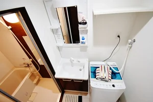 嬉しい独立洗面台付き♪大きな鏡で身支度!(^^)!急がしい朝もバタバタしません♪室内洗濯機には、ご入居当日からご利用いただけますよう、洗濯用洗剤もご用意させていただいておりますおんぷ