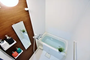 シャンプーやリンスなどの消耗品もご用意しております♪ 浴槽も広々としておりますのでゆっくりとおくつろぎください！