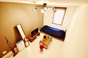 落ち着いた雰囲気のウィークリーマンションです♪お洒落なライトが特徴的なお部屋で、テレビ、空気清浄機、テーブル、ゴミ箱、掃除機やパラソルハンガー、DVDプレイヤーも完備♪岡山大学病院の入院棟すぐそばですので、ご家族の付き添いにも大変便利です!!長期、中期、短期宿泊に適した室内となっております(^^♪