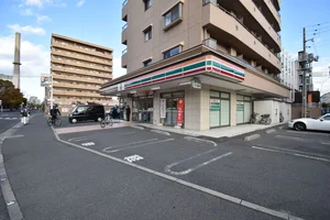 セブンイレブン岡町店まで徒歩10秒、10ｍ。