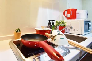 炊飯器、冷蔵庫、ケトル、洗濯機、洗濯用洗剤から、お箸、お鍋、包丁、お皿、ボウル、お玉、食器用洗剤、簡単な調理器具は各種取り揃えています♪徒歩１分で24時間スーパーハローズ当新田店もあるので、自炊がその日からすぐにできちゃいますね。岡山市指定のゴミ袋、サランラップも取り揃えております(*’ω’*)