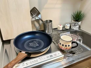 キッチン。調理器具、食器類などもそろっています。