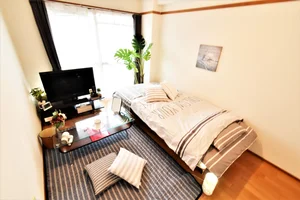 明るいインテリアが魅力の室内! 大き目のテレビもあり仕事終わりなどゆったりとお部屋でくつろいでいただけます♪