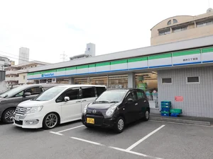 ファミリーマート 緑井三丁目店まで徒歩1分