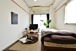 暖かい雰囲気のお部屋！自宅で暮らすようなゆったりとした空間が魅力的♪出張の方はもちろん、学生さんや観光でいらっしゃる方にもKマンスリーのお部屋は家具・家電・備品の充実度が高いため大変ご好評いただいております。