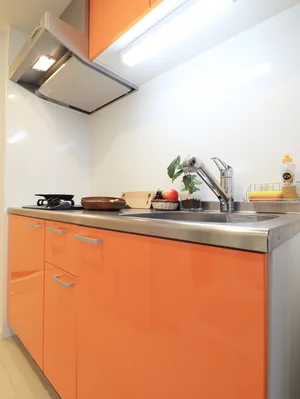 オレンジを基調としたお洒落なシステムキッチン！自炊される方は嬉しい2口ガスコンロです(^^♪フライパンなどの調理器具やお皿、食器用洗剤もご用意させていただいてるので入居してすぐ自炊可能！お近くにスーパーがございますので食材を購入して入居いただくのもよさそうです