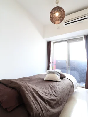 洋室は白を基調とした空間なので心地よく睡眠についていただけます。照明もとってもおしゃれ♪広めの収納スペースもございますので、2名で入居した場合も荷物の置き場所に困ることはございません！！※植木と額とクッションなどの装飾は写真用です。