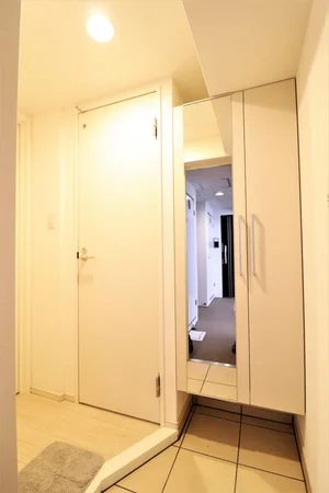玄関は白を基調とした空間となっており、とてもお洒落♪大きなシューズボックスが備え付けられておりますので常に綺麗な状態でお使いいただけます(＾＾)