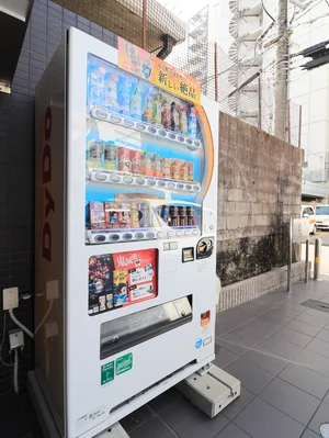 敷地内自販機　建物出てすぐにあります　コンビニに行かなくても飲み物を買えるので便利！